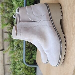 DV Women's Rielle Beige Ankle Boots Size 7.5